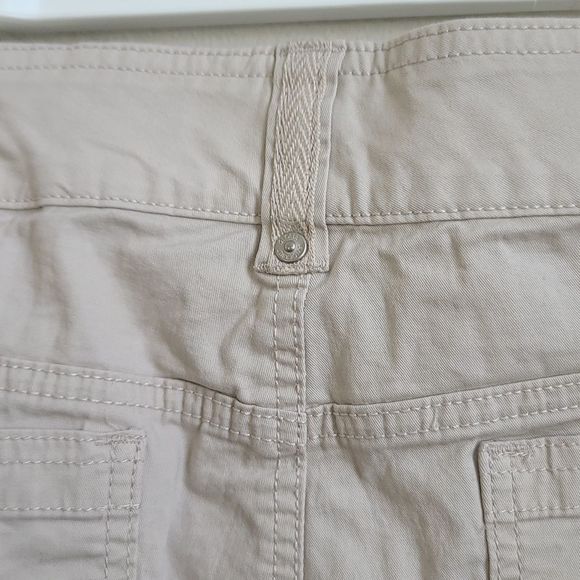 PLUS SIZE GLORIA VANDERBILT CAPRI PANTS - Picture 7 of 10